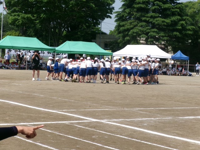 ６年生　円陣を組んでいます