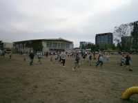 校庭を走る児童たち