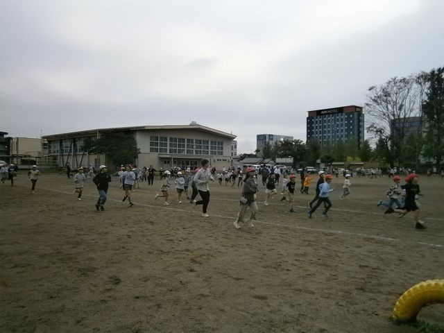 校庭を走る児童たち