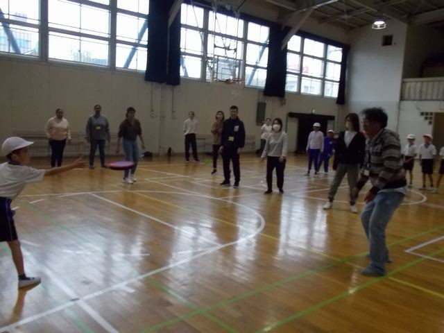 ディスクを投げる児童