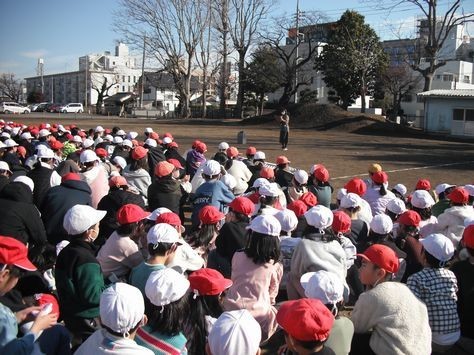 校庭に集まる児童