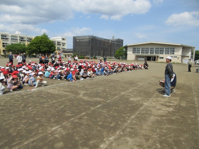 校庭に避難した児童