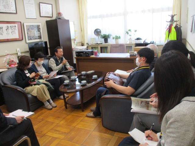 協議している様子