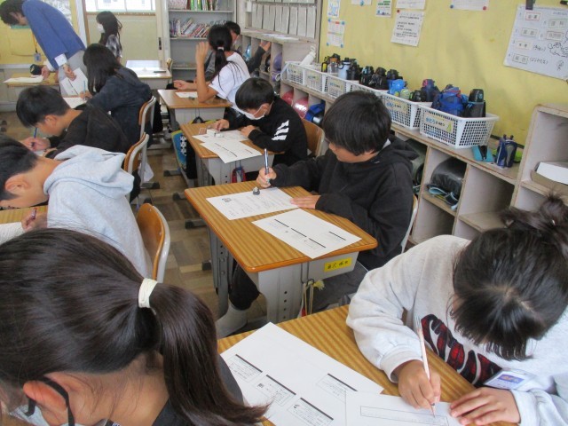 ワークシートに記入する様子