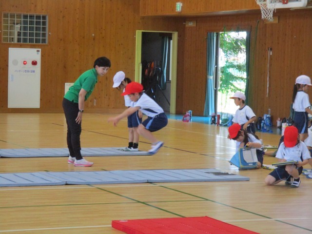 立ち幅跳びの様子