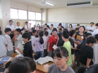 意見を交流している様子