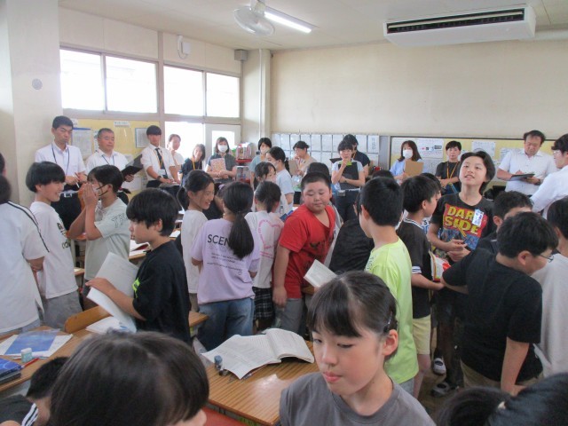 意見を交流している様子