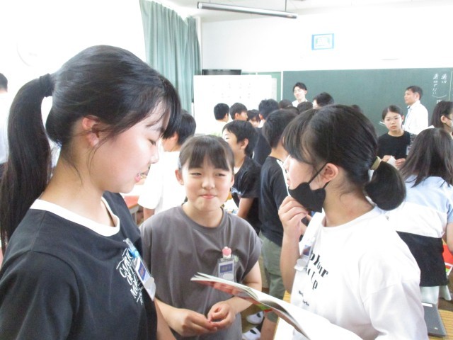 意見を交流している様子