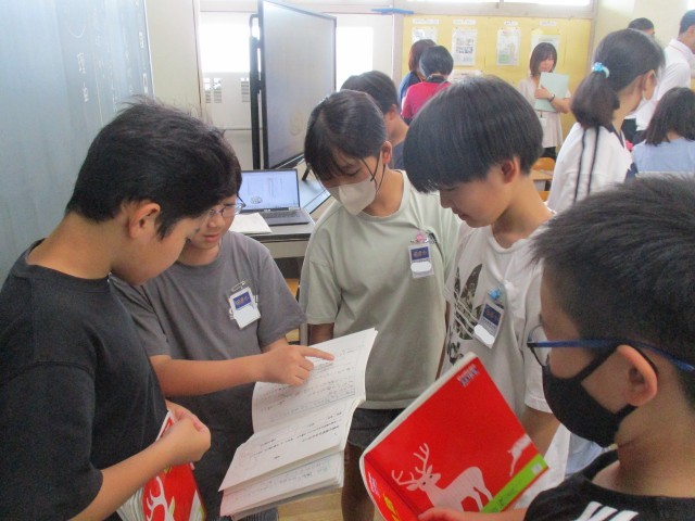 意見を交流している様子