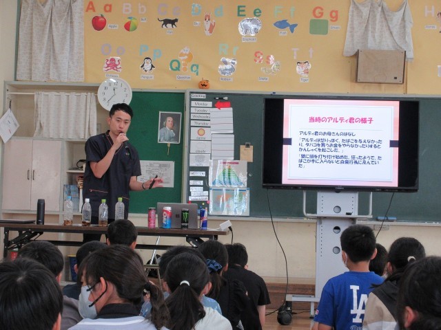 学校薬剤師の島根先生による授業