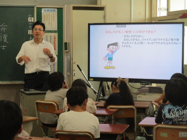 いじめについて話を聞いている様子