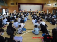 演奏を聴いている様子