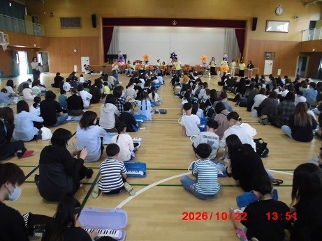 演奏を聴いている様子