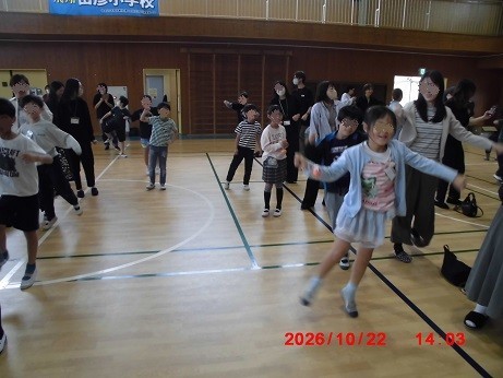 ダンスを踊っている様子