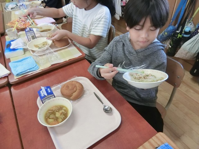 食器を持って食べられています
