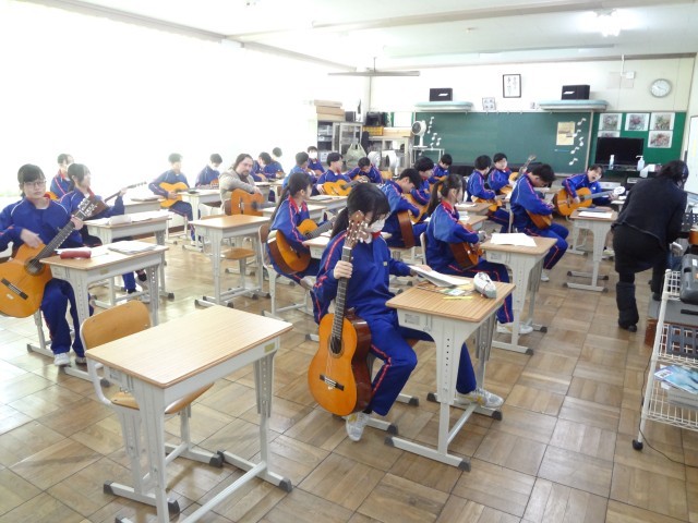 ３年生の音楽（ギター）の様子。