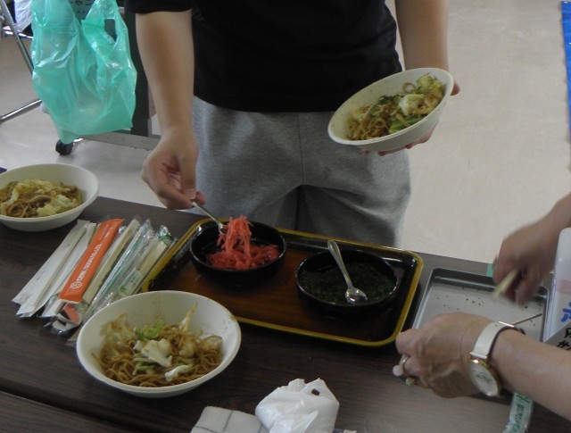 「焼きそばに青のりや紅ショウガをかけています」