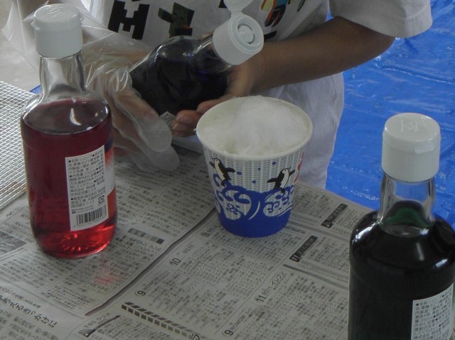 「かき氷に好きな味のシロップをかけています」